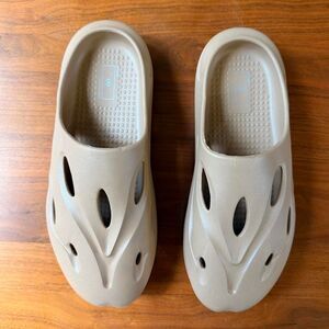 Urban Outfitters Molded Slip On Rubber Clogs Mule Water Shoes Sandals Size 12